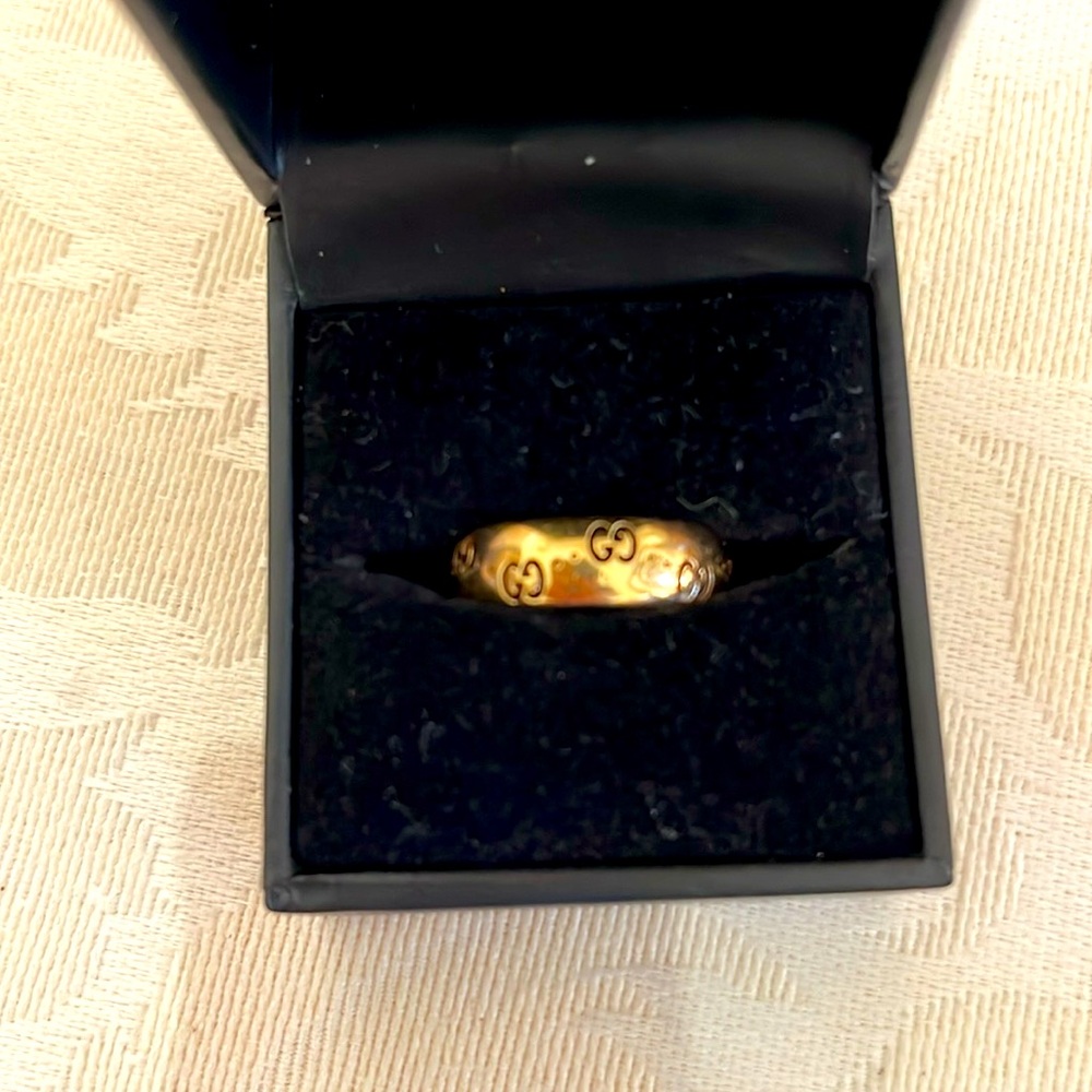 solid 18k gucci ring size 7